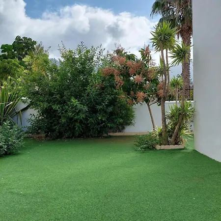Сasa de vacaciones House With A Tropical Garden
