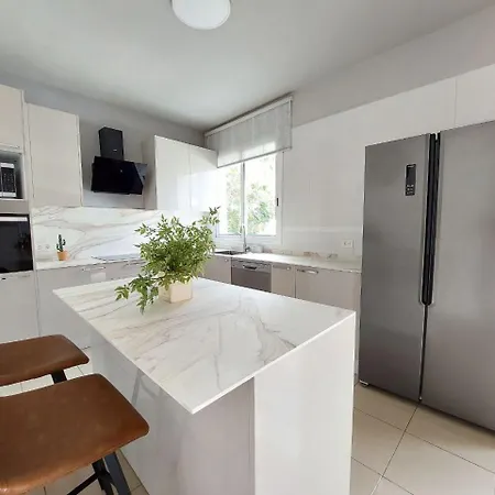 Сasa de vacaciones House With A Tropical Garden *