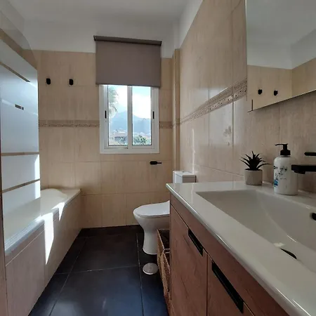 Vakantiehuis House With A Tropical Garden *