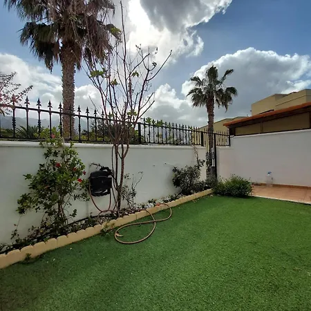 House With A Tropical Garden Vakantiehuis